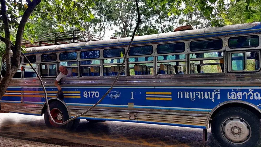 Autobus 8170 kursuje pomiędzy parkiem Erawan a miastem Kanchanaburi średnio co godzinę, choć jak wszystko w Tajlandii czas jest względny a rozkład jazdy to bardziej wskazówka niż wymóg.