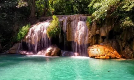 Wodospady Erawan Kanchanaburi Park Narodowy w Tajlandii