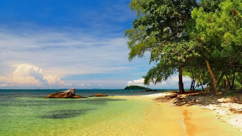 Wody na plażach w Otres Beach w Kambodży są nie do opisania. Temperatura to ponad 27 stopni i więcej. 
