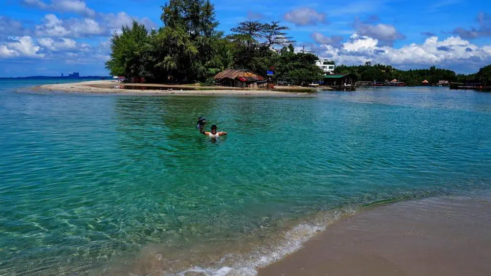 Przeprawa przez rzekę to prawdziwa przygoda. Trzeba tylko dobrze skalkulować czas by nie trafić na przypływ, który skutecznie odetnie nas od celu.