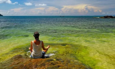 Piaszczyste plaża Otres Beach na wybrzeżu Sihanoukville w Kambodży