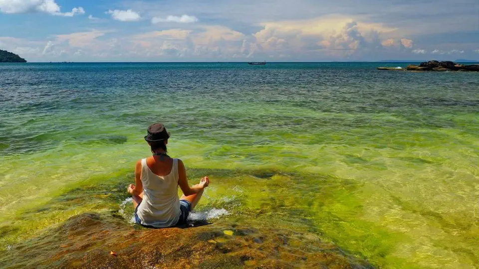Piaszczyste plaża Otres Beach na wybrzeżu Sihanoukville w Kambodży