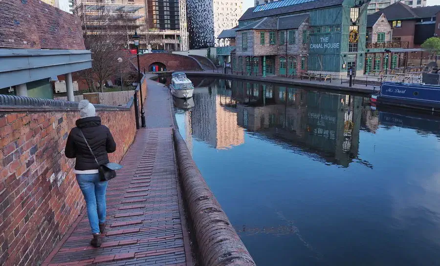 Spacer nad kanałami w Birmingham nigdy się nie nudzi.