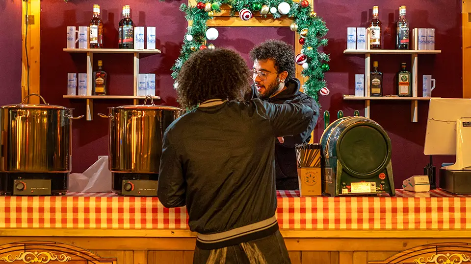 Stoisko z grzanym winem na jarmarku bożonarodzeniowym