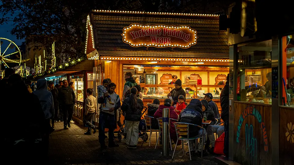 Jarmark bożonarodzeniowy, stragany z jedzeniem