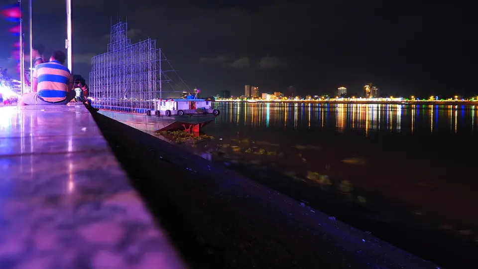 Potężna rzeka Mekong dobrze wygląda w nocy. Dzień odsłania brud i zaniedbania. Przykry zapach nie poprawia wrażenia
