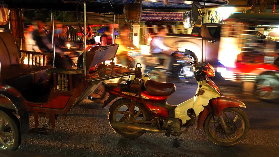 Phnom Penh – Stolica Kambodży, wieczór w centrum miasta. Wszechobecne tuk tuki i różnej maści taxi spotkacie na każdym kroku