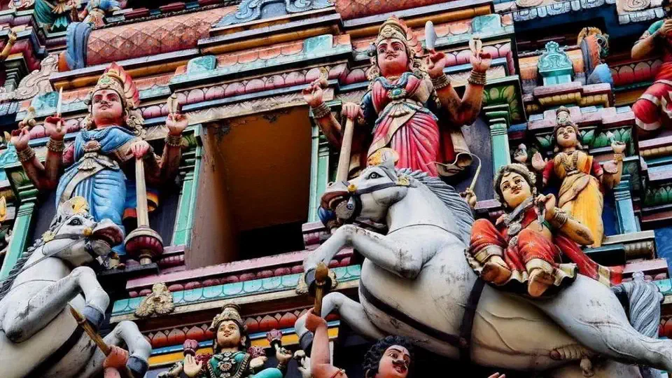 Świątynie Sri Maha Mariamman i Guan Di w Kuala Lumpur