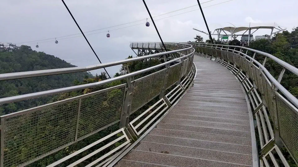 Langkawi Sky Bridge Langkawi i mgła nad dżunglą.