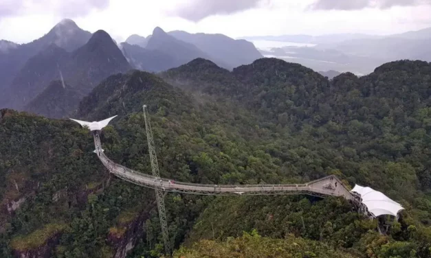 Langkawi Sky Bridge most wiszący nad najstarszą dżunglą Azji