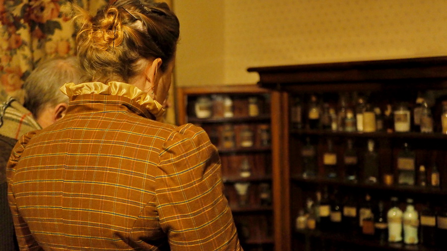 Wiktoriańska apteczka mieściła przeróżne medykamenty.