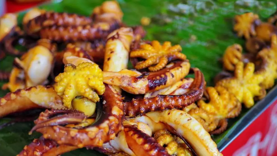 Kuchnia uliczna w Bangkoku ośmiornice, owoce morza, 