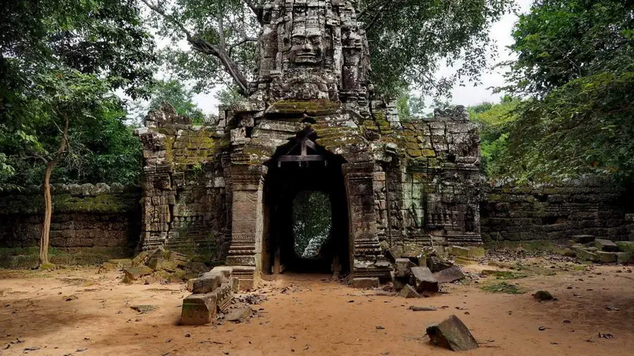Świątynie w Angkor Kambodża. Brama do świątyni.