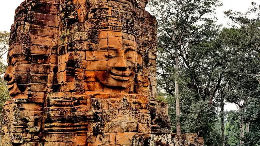 Angkor w Kambodży. Starożytne świątynie w dżungli. Kamienna twarz.