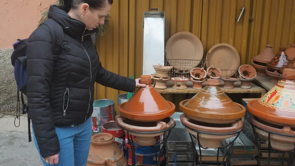 Tadżin na bazarze w Maroko. Magdalena Kiżewska.