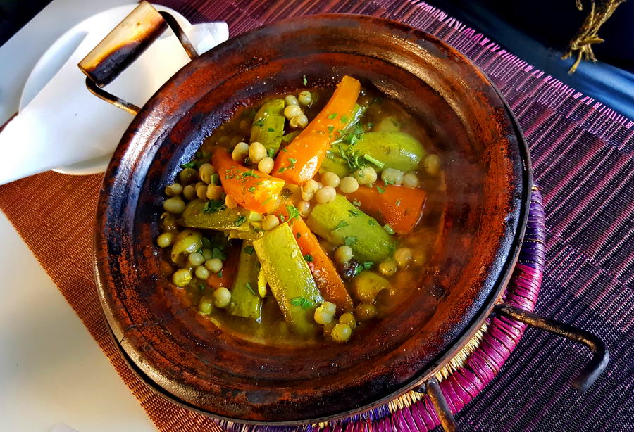 Tażin - smak marokańskiej kuchni. Smaczne danie w Maroko