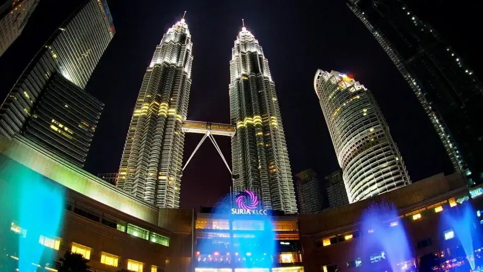Petronas Towers Dwie wieże w Kuala Lumpur wyglądają zjawiskowo po zmroku.