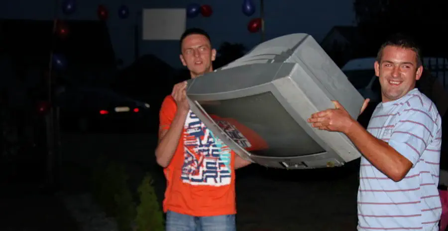 Kaszubskie wesele - dawniej i dziś. Tłuczenie szkła przed weselem.