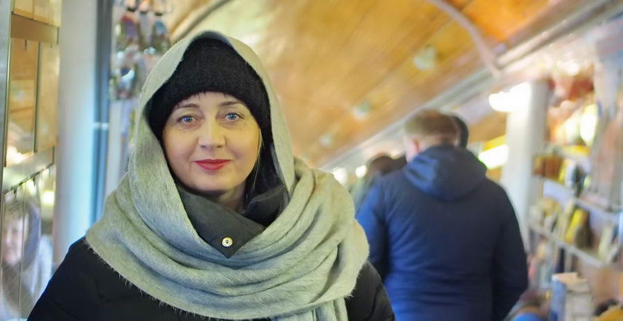 Zwiedzanie pieczar Ławry Peczerskiej, możliwe tylko w nakryciu głowy. Ewa Baranowska.