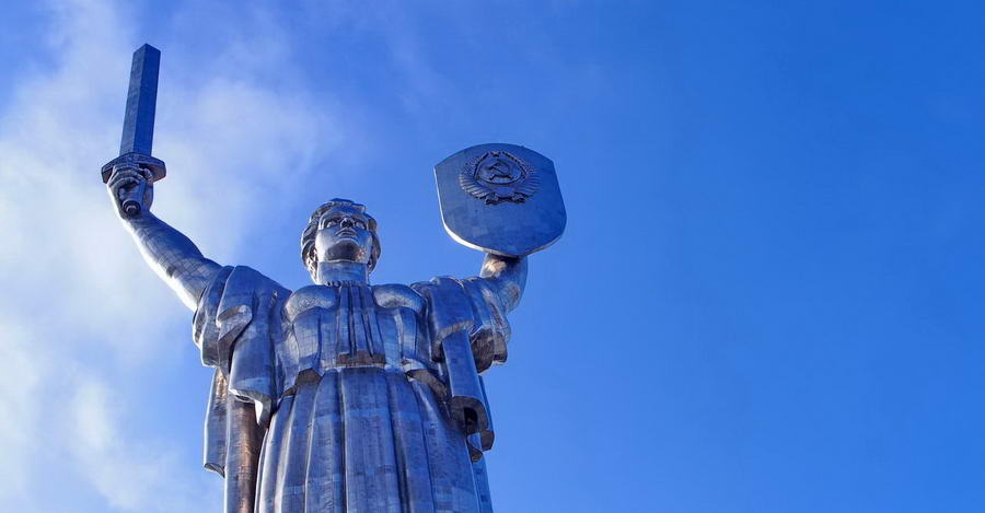 Widoczna z daleka statua Matki Ojczyzny jest jedną z atrakcji Kijowa