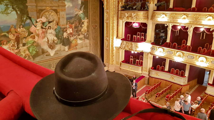 Opera Lwowska we Lwowie. By ją odwiedzić nie potrzeba wyszukanych strojów, kapelusz wystarczy.