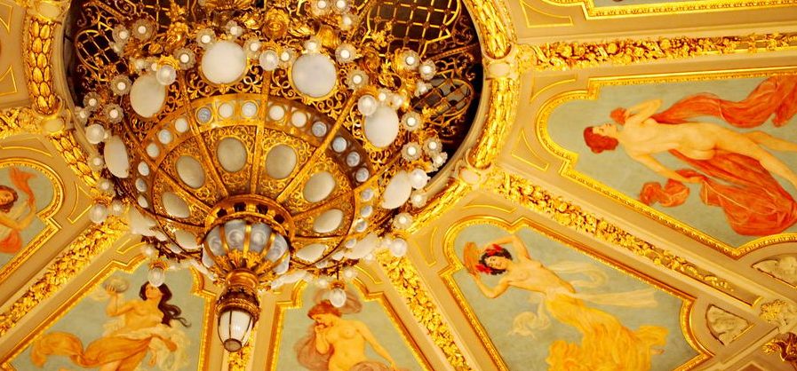Wystrój Opery Lwowskiej jest piękny i gustowny.