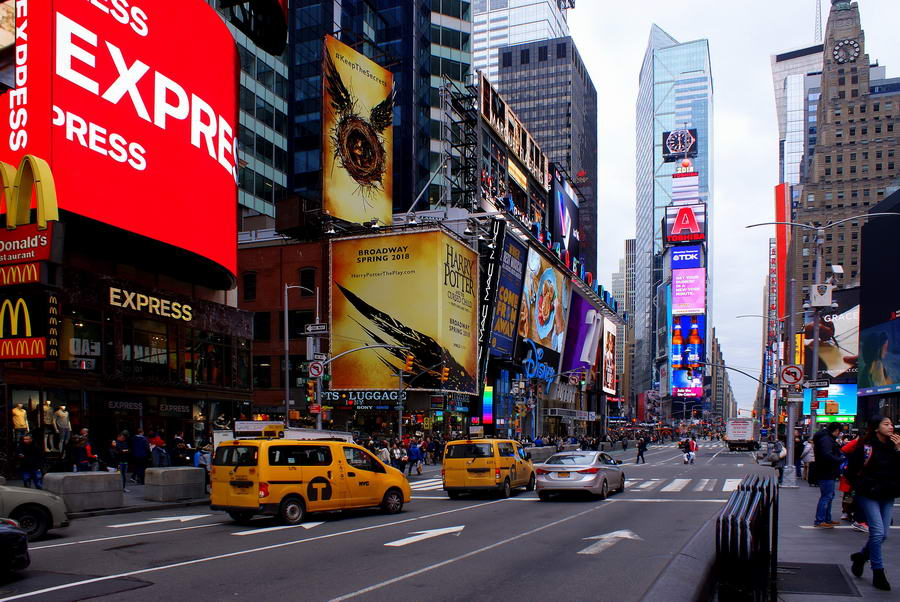 Ulice Nowego Jorku pełne reklam, bilbordów i żółtych taksówek.
