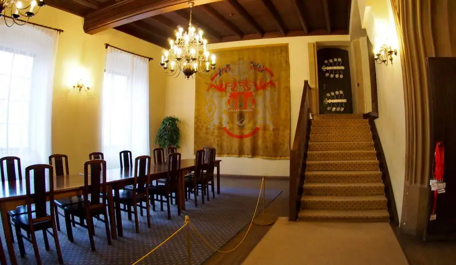 Jedna z wielu sal w ratuszu w Pradze, które udostępniono zwiedzającym.