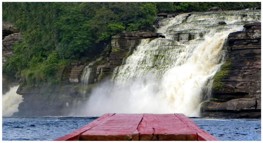 Wodospady w Wenezueli - Podróż łodzią
