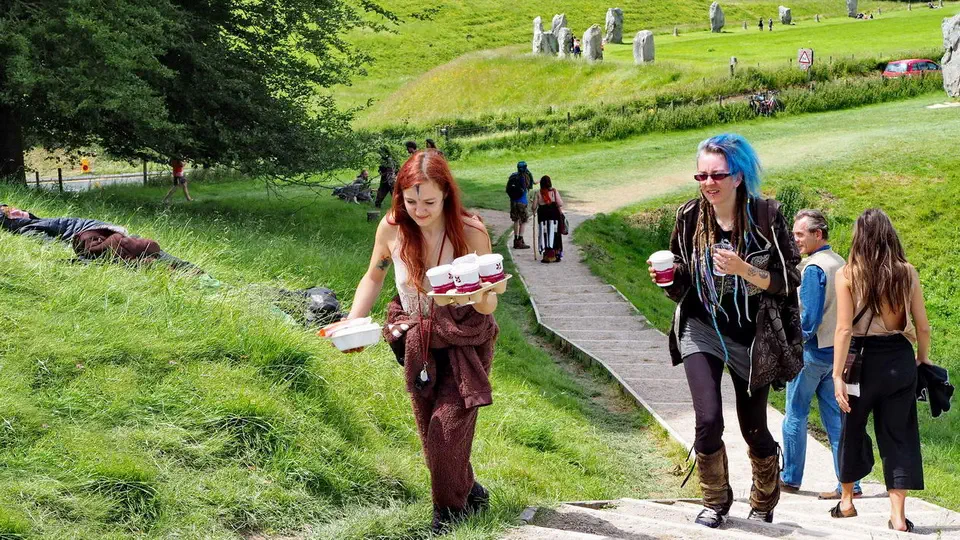 Avebury - Kamienne kręgi z National Trust. Turyści, zwiedzający, ludzie.