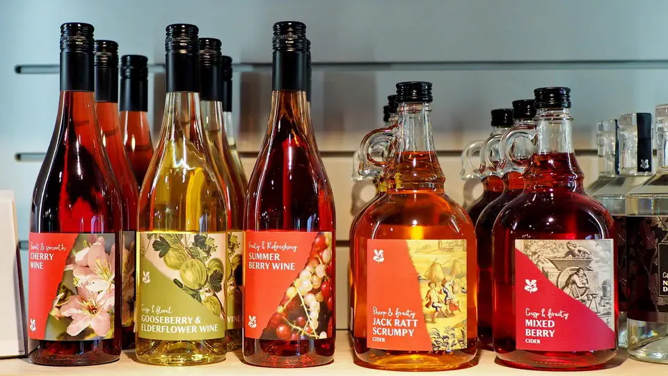 Avebury - Kamienne kręgi z National Trust. Wino, alkohol, butelki.