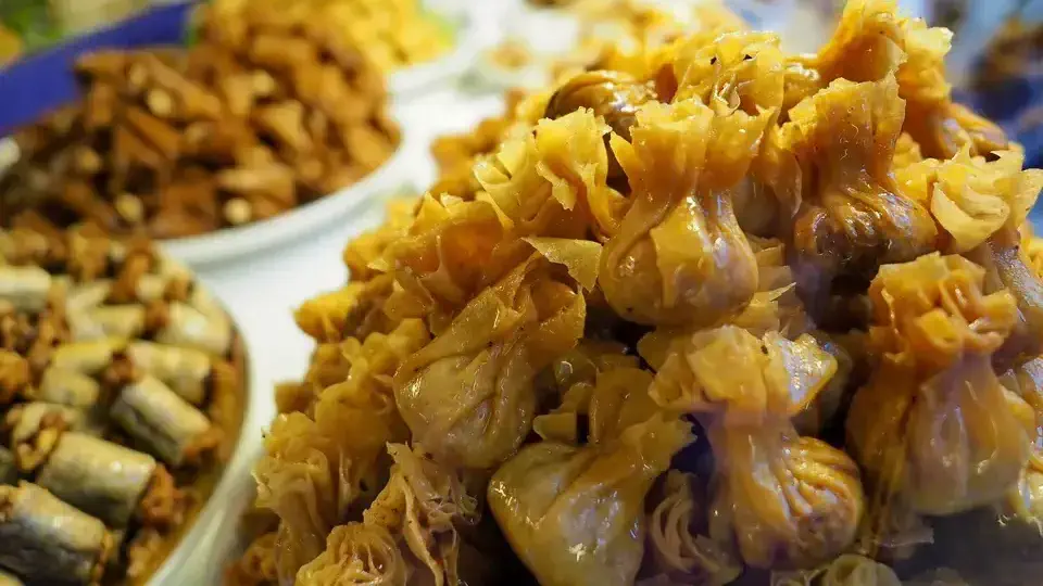 Słodkie marokańskie wypieki i ciasta ociekające miodem