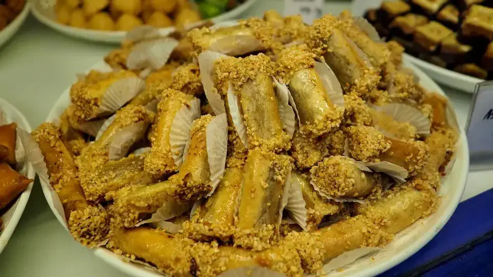 Słodkie marokańskie wypieki i ciasta ociekające miodem