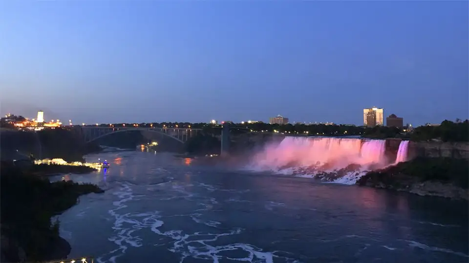 Wodospad Niagara Falls podświetlony na różowo wieczorem