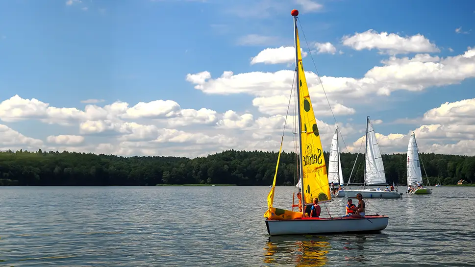 Charzykowy i żaglówki na jeziorze