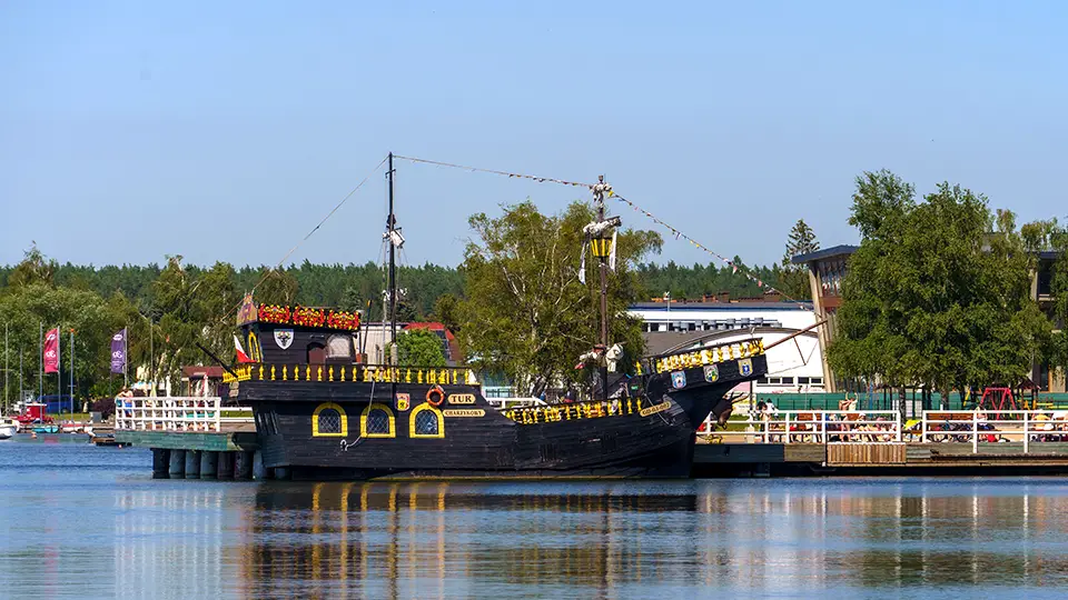 Statek TUR zacumowany do pomostu w Charzykowy