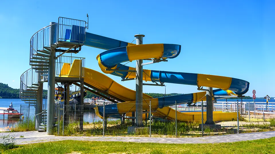 Piaszczysta plaża w Charzykowy i plac zabaw