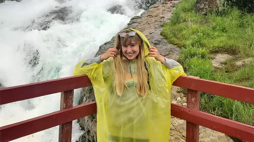 To ja Joanna Wojtas zupełnie mokra pod wodospadem Niagara