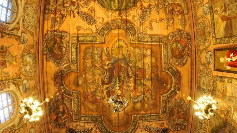 Wnętrze drewnianego kościoła w Gąsawie na Pałukach