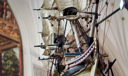 Dwór Artusa w Gdańsku latające okręty, piec kaflowy i inne atrakcje