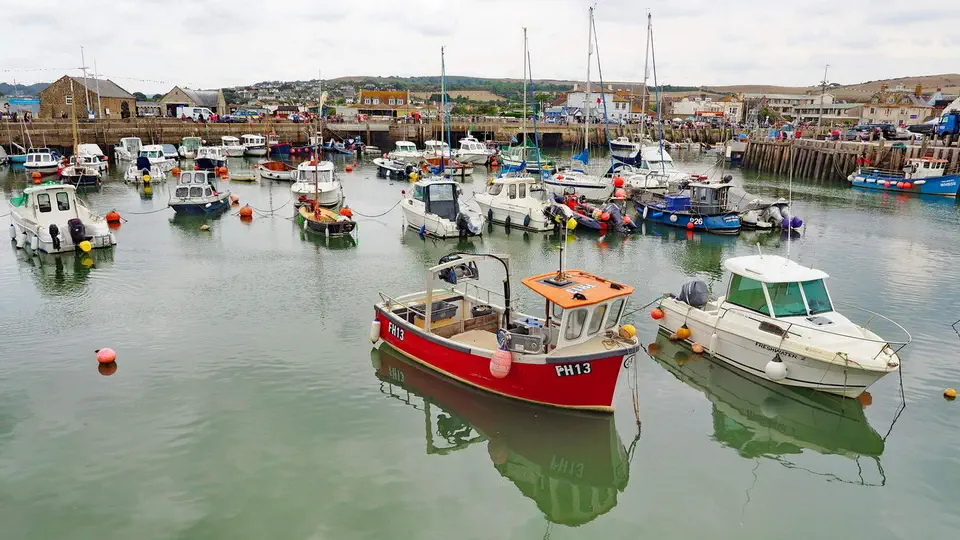 Bridport na wybrzeżu Jurassic Coast, przystań i port miejski, łodzie