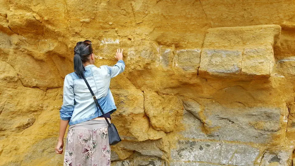 Klify w Jurassic Coast w Devon to przekrój historii ziemi