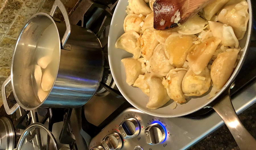 Kuchnia amerykańska z wielkimi palnikami i pierogami na patelni