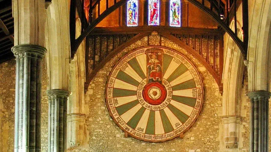 Stół króla Artura wiszący na ścianie zamku Winchester