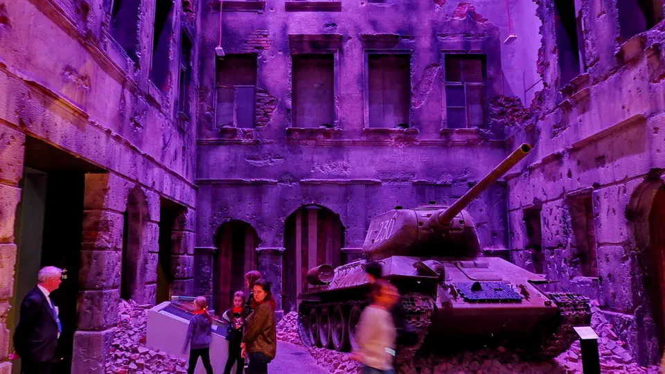 Muzeum II Wojny Światowej w Gdańsku - Czołg na ulicach Warszawy