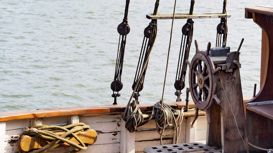 Okręt żaglowy, olinowanie i koło sterowe