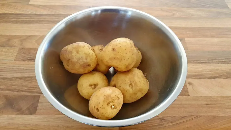 Ziemniaki, kartofle w misce.