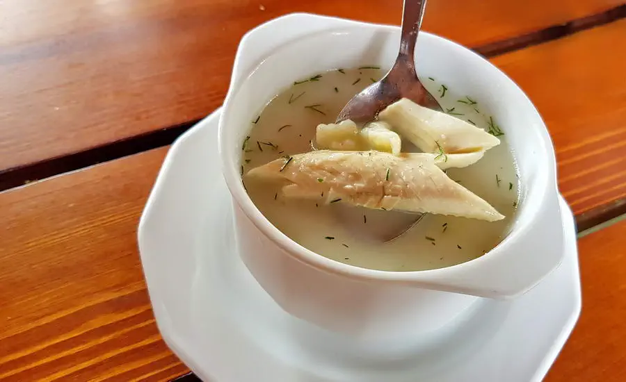 Zupa rybna w talerzu na stole