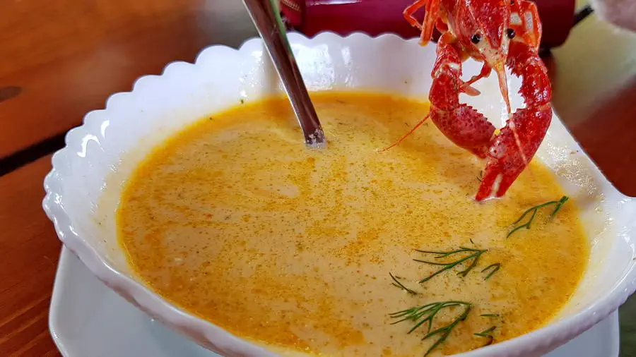 Zupa z raków w talerzu na stole