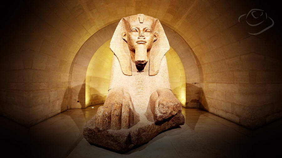 Tapeta egipska – Kamienny Sfinks z pałacu Luwr w Paryżu